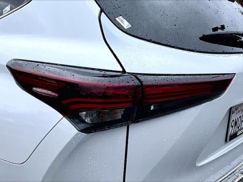 Used 2024 Toyota Highlander XLE image 28