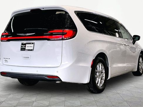 Used 2024 Chrysler Pacifica Touring-L FWD image 13