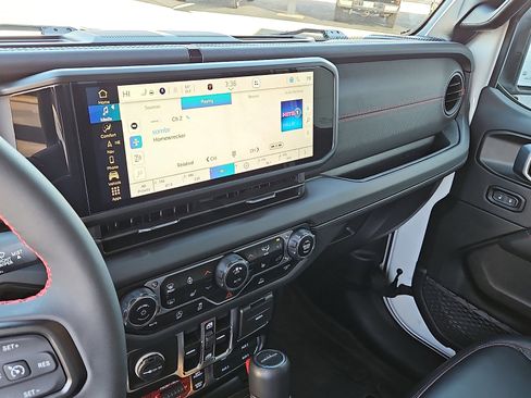 Used 2024 Jeep Gladiator Rubicon w/ Technology Group image 13