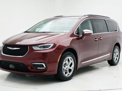 Used 2022 Chrysler Pacifica Limited AWD/4WD image 2