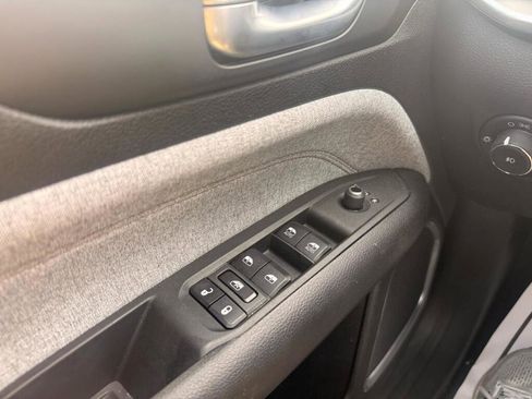 Used 2023 Jeep Compass Latitude AWD/4WD image 19