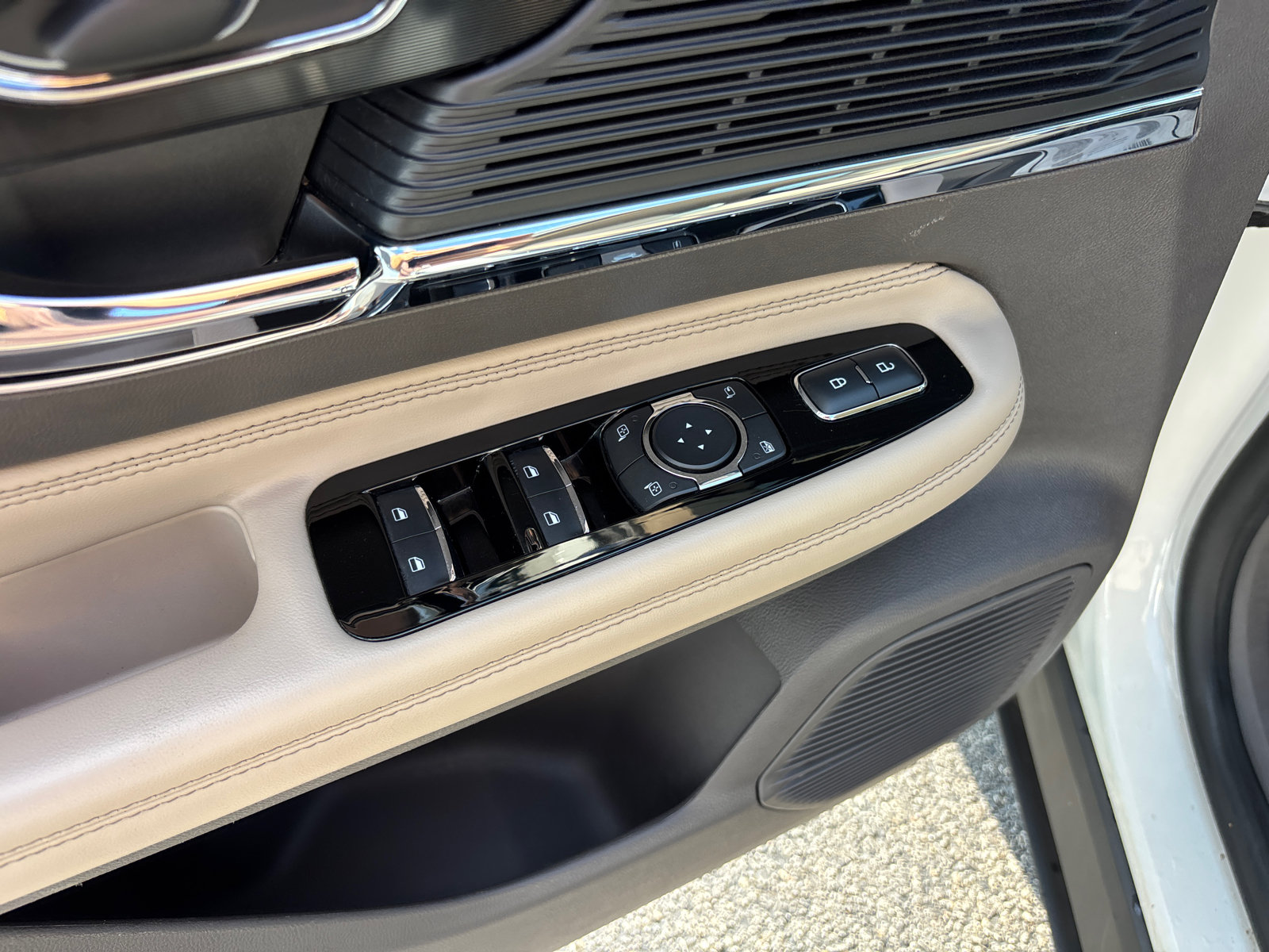 Certified 2022 Lincoln Corsair AWD w/ Equipment Group 101A image 13