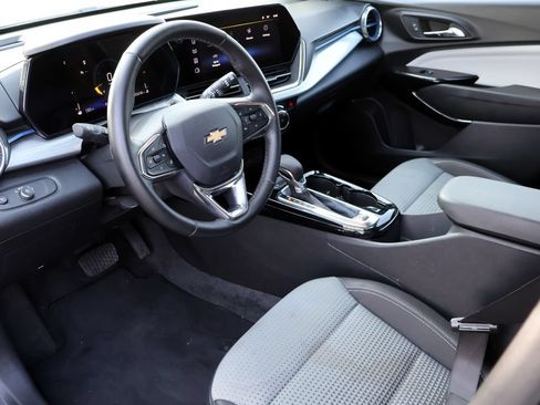 Used 2025 Chevrolet Trax LT w/ LT Convenience Package FWD image 4