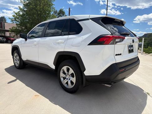 Used 2022 Toyota RAV4 LE FWD image 3