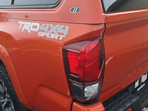 Used 2018 Toyota Tacoma TRD Sport AWD/4WD image 36