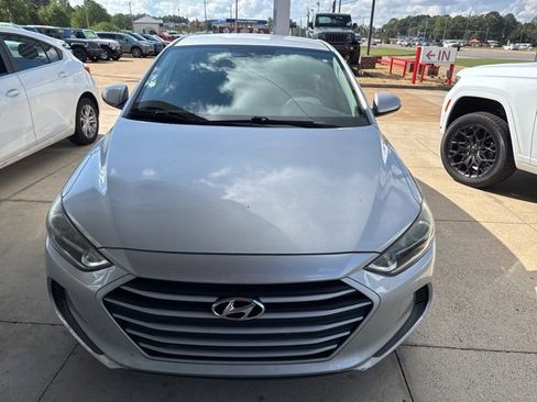 Used 2018 Hyundai Elantra SE image 2