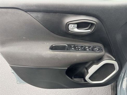 Used 2018 Jeep Renegade Latitude image 12