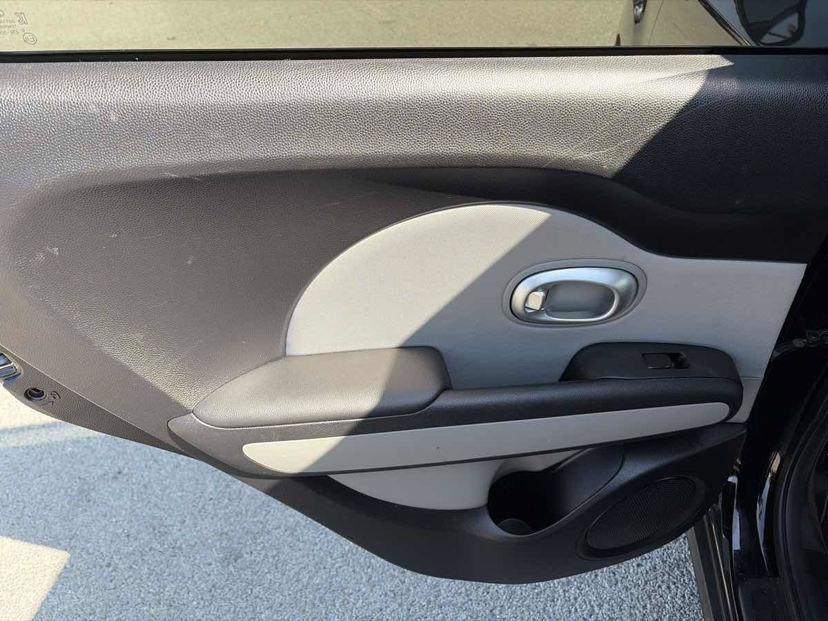 Used 2016 Kia Soul FWD image 12