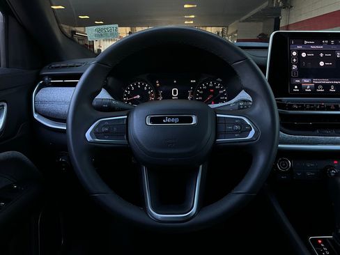 Used 2025 Jeep Compass Latitude image 33