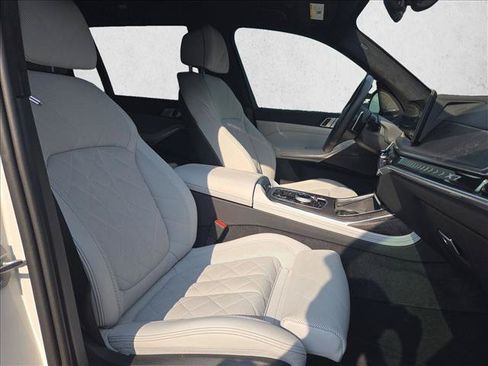 Used 2025 BMW X7 xDrive40i w/ M Sport Package AWD/4WD image 19