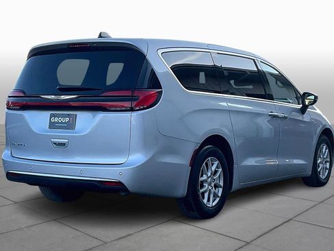 Used 2024 Chrysler Pacifica Touring-L image 13