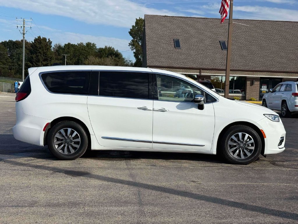 Used 2023 Chrysler Pacifica Limited FWD image 5