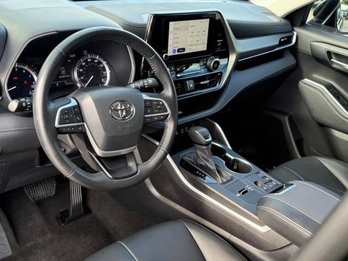 Used 2023 Toyota Highlander XLE FWD image 9