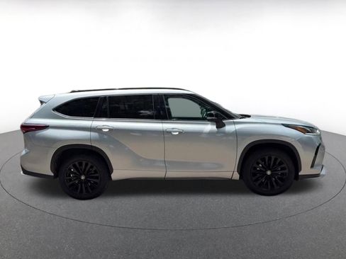 Used 2024 Toyota Highlander XSE AWD/4WD image 16