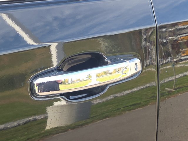 Used 2021 GMC Sierra 1500 SLT w/ SLT Premium Plus Package AWD/4WD image 17