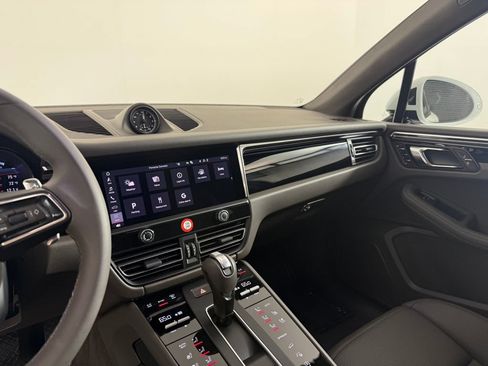 Certified 2026 Porsche Macan AWD/4WD image 23