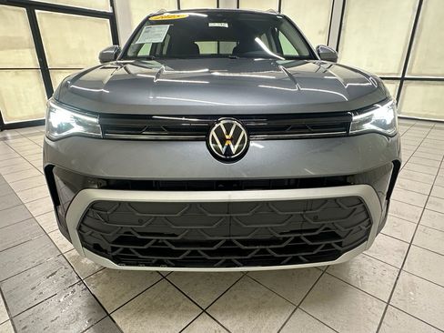 Used 2025 Volkswagen Taos SE FWD image 11