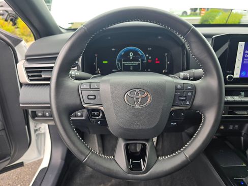 Used 2025 Toyota Camry SE FWD image 13