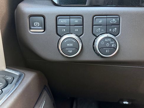 Used 2024 GMC Sierra 1500 SLT w/ SLT Premium Plus Package AWD/4WD image 25