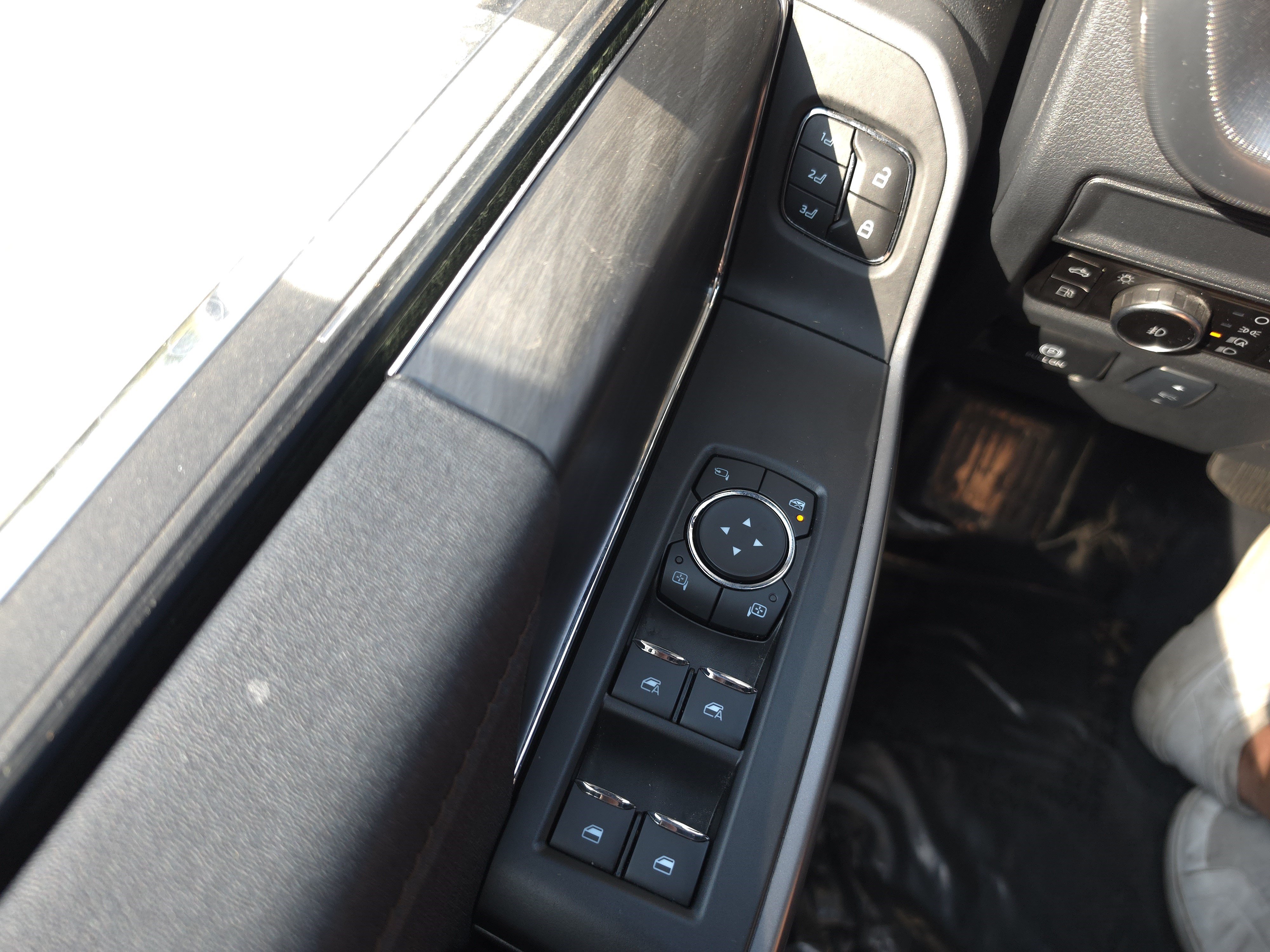 Used 2025 Ford F150 Lariat w/ Equipment Group 501A Mid AWD/4WD image 24