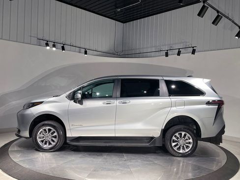Used 2024 Toyota Sienna LE FWD image 13
