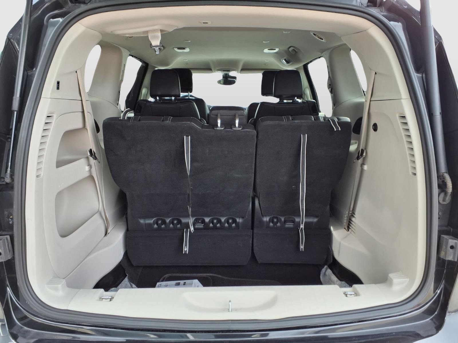 Used 2023 Chrysler Pacifica Touring-L FWD image 17