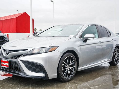 Certified 2023 Toyota Camry SE image 3