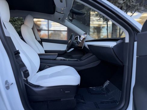 Used 2021 Tesla Model Y Long Range image 32