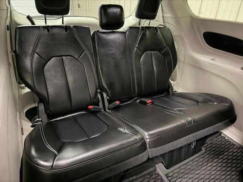 Used 2024 Chrysler Pacifica Touring-L w/ Road Tripper Package image 25