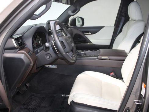 Used 2024 Lexus LX 600 4WD w/ Luxury Package image 22