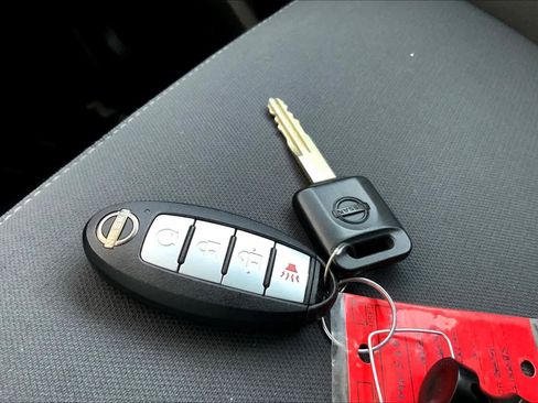 Used 2021 Nissan Titan SV w/ SV Convenience Package image 14