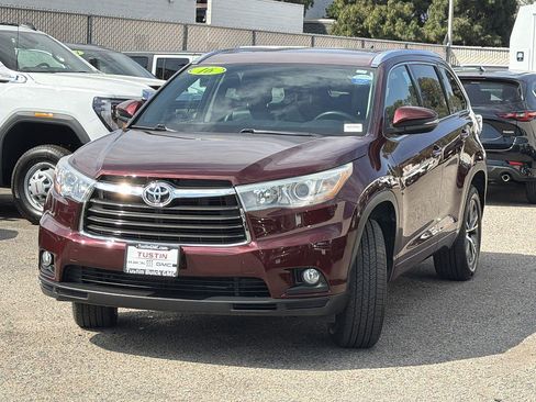 Used 2016 Toyota Highlander XLE w/ Preferred Accessory Package FWD image 3