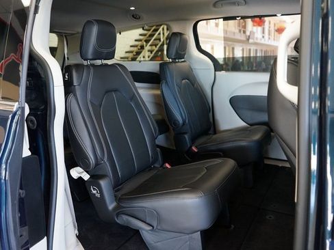 Used 2022 Chrysler Pacifica Touring-L image 47