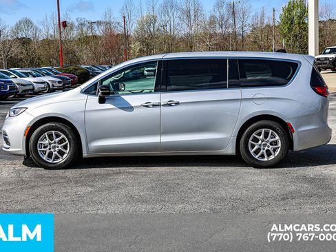 Used 2024 Chrysler Pacifica Touring-L FWD image 9