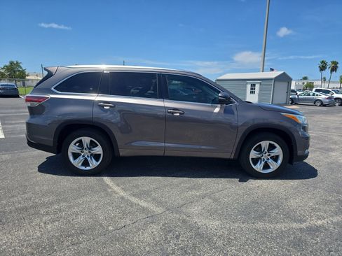 Used 2014 Toyota Highlander Limited w/ Driver Technology Package FWD image 3