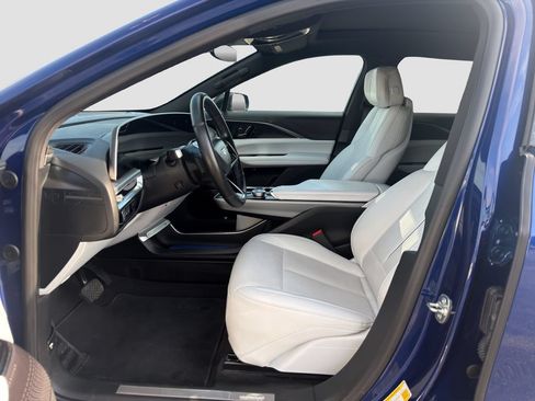 Used 2024 Cadillac Lyriq Luxury AWD/4WD image 9