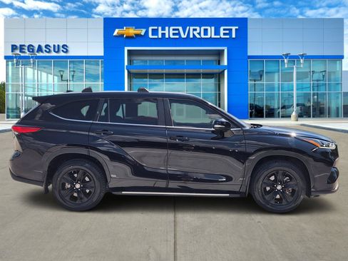 Used 2023 Toyota Highlander Bronze Edition FWD image 3