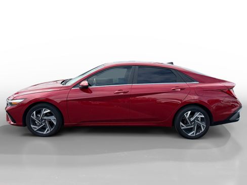 Used 2025 Hyundai Elantra SEL w/ Cargo Package FWD image 2