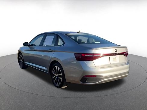 Used 2025 Volkswagen Jetta SE image 16