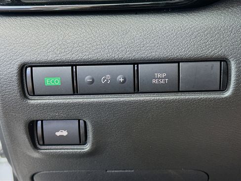 Used 2024 Nissan Sentra SV FWD image 16