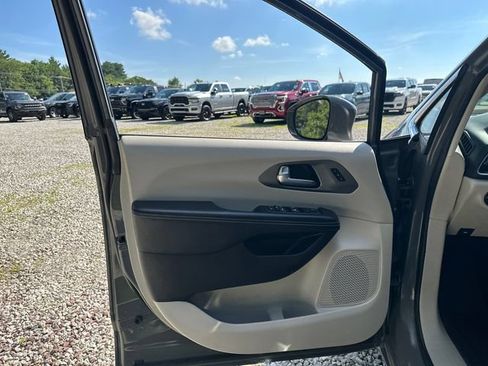 Used 2022 Chrysler Pacifica Touring-L FWD image 22