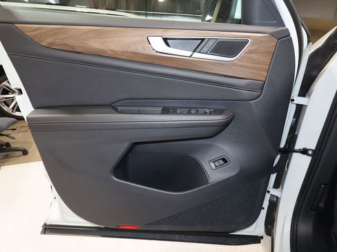 Used 2025 Volkswagen Atlas SE image 20