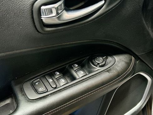 Used 2018 Jeep Compass Limited w/ Navigation Group image 18