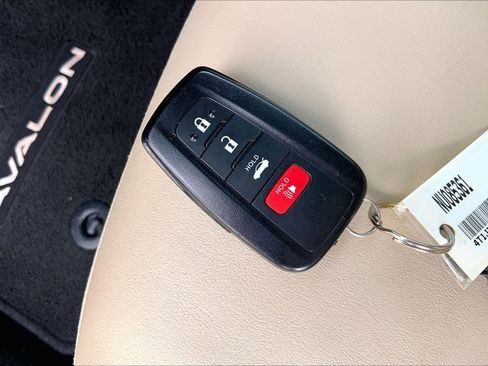 Used 2022 Toyota Avalon XLE image 15