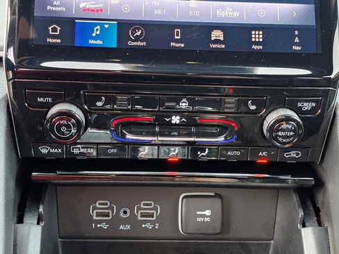 Used 2024 Jeep Grand Cherokee L Limited w/ Black Appearance Package image 24