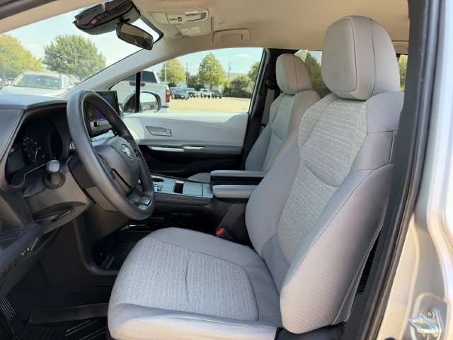 Used 2025 Toyota Sienna LE FWD image 22
