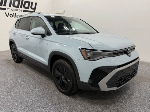 Used 2026 Volkswagen Taos SE w/ Panoramic Sunroof Package FWD image 9