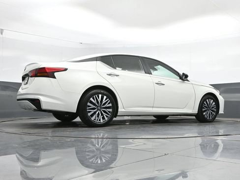 Used 2025 Nissan Altima 2.5 SV FWD image 40