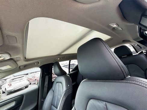 Used 2024 Volvo XC40 B5 Plus image 24