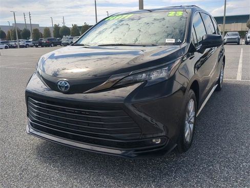 Certified 2023 Toyota Sienna XLE Woodland Edition image 8